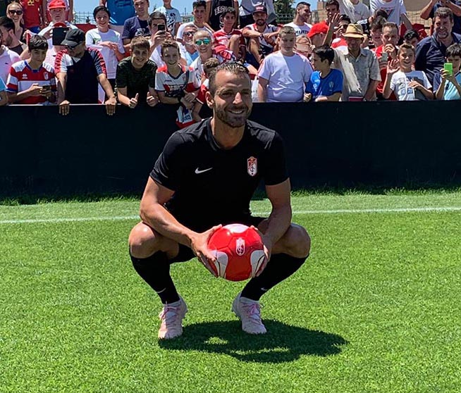 Roberto Soldado posa en la ciudad deportiva del Granada CF (JOSÉ VELASCO)