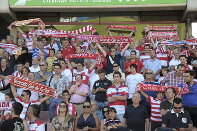 Aficionados del Granada en Los Cármenes en un partido de la pasada temporada (GRJ)