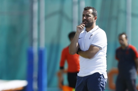 Diego Martínez da instrucciones a sus jugadores esta mañana en Nerja (Foto: GCF)