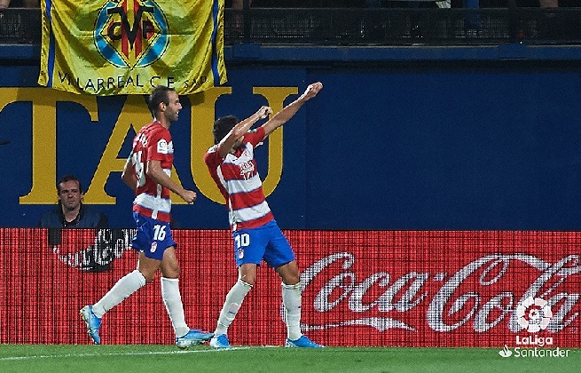 Antonio Puertas celebra el gol que anotó en `La Cerámica` junto a Víctor Díaz (LFP)