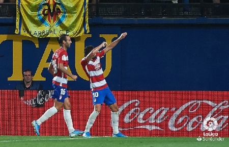 Antonio Puertas celebra el gol que anotó en `La Cerámica` junto a Víctor Díaz (LFP)