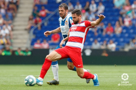 Antonio Puertas en una pugna con un jugador del equipo perico (LA LIGA)