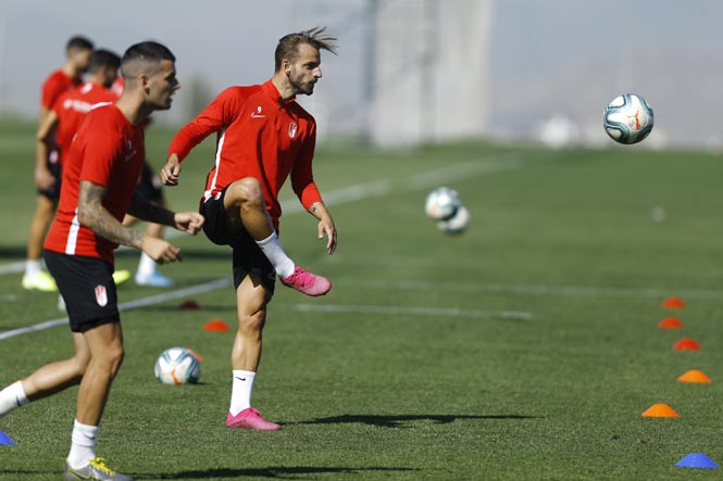 Álex Martínez, junto a Soldado, ya entrena con normalidad con el resto de la plantilla (GRANADA CF)