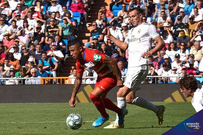 Machís en una acción del partido con Bale (JOSÉ M. BALDOMERO)