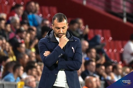 Diego Martínez, pensativo, en un momento del encuentro ante Osasuna (JOSÉ M. BALDOMERO) Diego Martínez, pensativo, en un momento del encuentro ante Osasuna (JOSÉ M. BALDOMERO)
