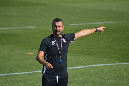 Diego Martínez da instrucciones durante el entrenamiento (GRJ) 