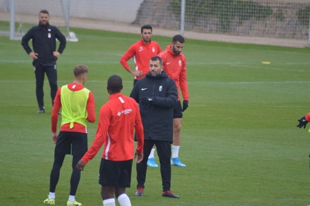 Diego Martínez da instrucciones durante el entrenamiento (GRJ) Diego Martínez da instrucciones durante el entrenamiento (GRJ)