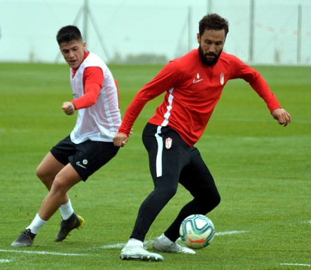 Germán ha terminado tocado el entrenamiento de este viernes (GRJ) Germán ha terminado tocado el entrenamiento de este viernes (GRJ)