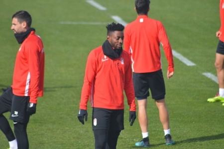 Eteki en el entrenamiento de hoy (GRJ) Eteki en el entrenamiento de hoy (GRJ)