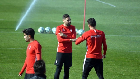 Puertas conversa con Quini antes del entrenamiento (GRJ) Puertas conversa con Quini antes del entrenamiento (GRJ)