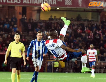 Wakaso trata de despejar un balón ante el Alavés (GRJ) Wakaso trata de despejar un balón ante el Alavés (GRJ)