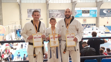 Los takwondistas granadinos posan con su medalla de oro (REINA ISABEL) Los takwondistas granadinos posan con su medalla de oro (REINA ISABEL)