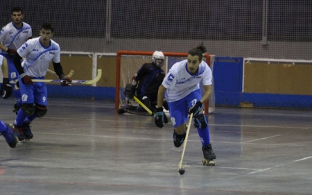 Luis de Lara progresa con la bola (PATÍN CÁJAR) Luis de Lara progresa con la bola (PATÍN CÁJAR)