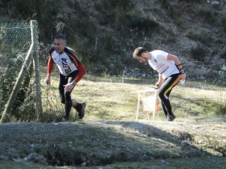 El orientador del Club Veleta Antonio Jiménez corre mientras Fernando Frías pica una de las balizas en la carrera del domingo (CLUB VELETA) El orientador del Club Veleta Antonio Jiménez corre mientras Fernando Frías pica una de las balizas en la carrera del domingo (CLUB VELETA)