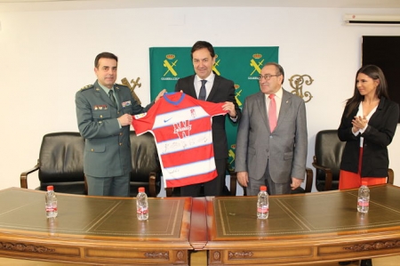 Entrega de la camiseta del Granada CF a la Guardia Civil (GUARDIA CIVIL)
