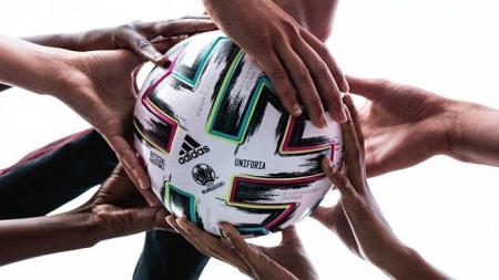 Balon de fútbol sujetado por varias manos (ADIDAS) Balon de fútbol sujetado por varias manos (ADIDAS)