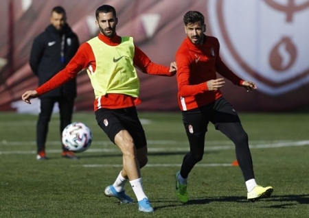 Vadillo y Gonalons pugnan por un balón (P.VILLOSLADA GCF) Vadillo y Gonalons pugnan por un balón (P.VILLOSLADA GCF)