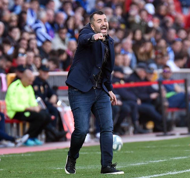 Diego Martínez da instrucciones desde la banda ante el Espanyol (JOSÉ M. BALDOMERO)