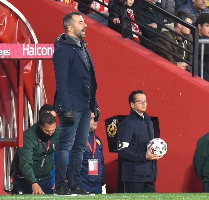 Diego Martínez en un momento del partido ante el Valencia (JOSÉ M. BALDOMERO)