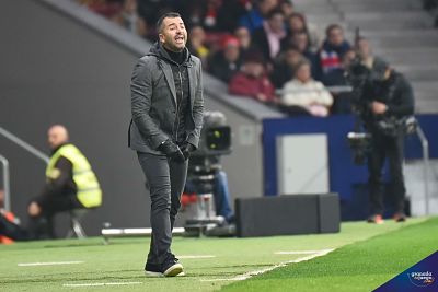 Diego Martínez da instrucción sobre el césped del Wanda Metropolitano (JOSÉ M. BALDOMERO)