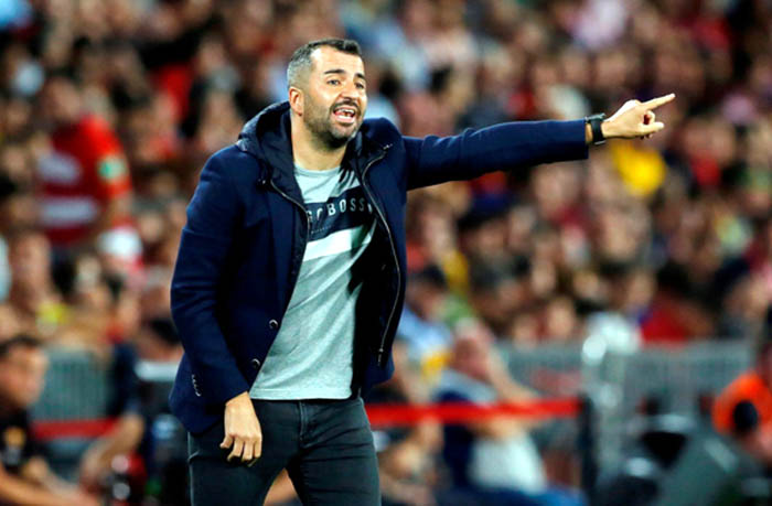 Diego Martínez, entrenador del Granada CF, dando instrucciones a sus jugadores