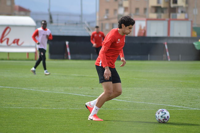 Vallejo conduce el balón durante la sesión (GRJ)