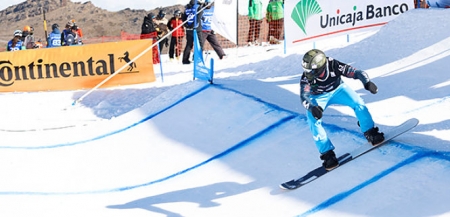 Regino Hernández en la salida de la pista de snowboard cross de Sierra Nevada (CETURSA) 