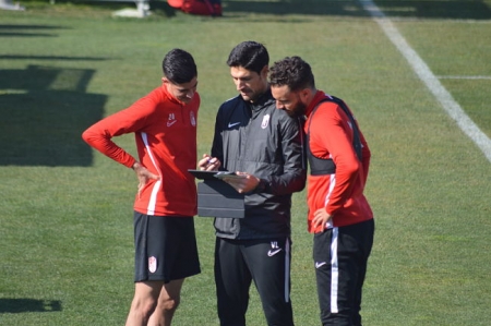 Lafuente da indicaciones durante un entrenamiento (GRJ)