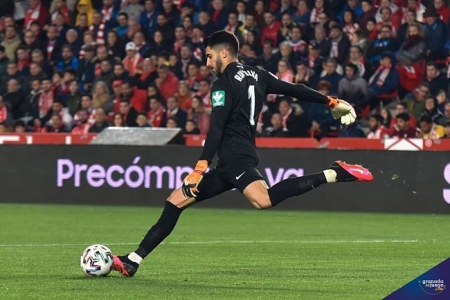 Rui Silva golpea el balón durante un encuentro (BALDOMERO) 