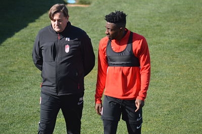 Felipe Segura junto a Eteki (GRJ)