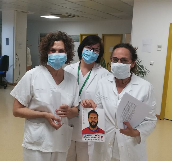 Sanitarias posan con la foto dedicada de Germán 