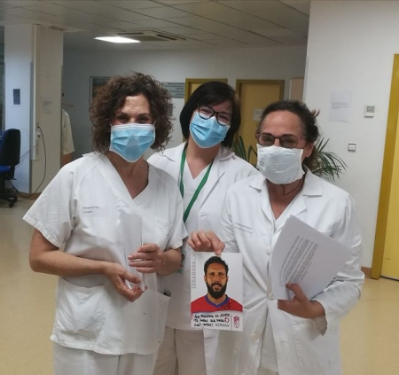 Sanitarias posan con la foto dedicada de Germán 