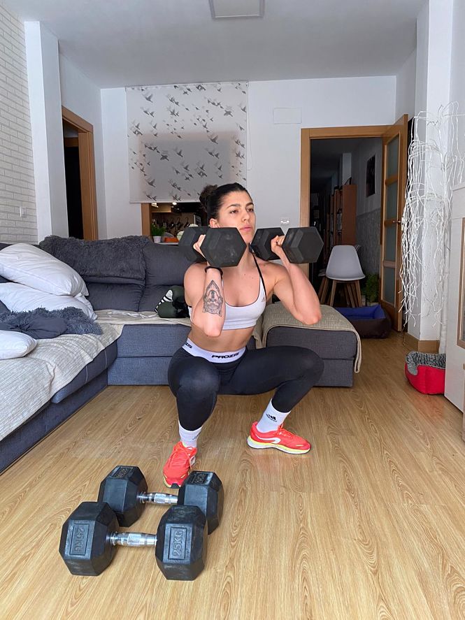 Jennifer Fernández entrenando en casa durante el confinamiento 