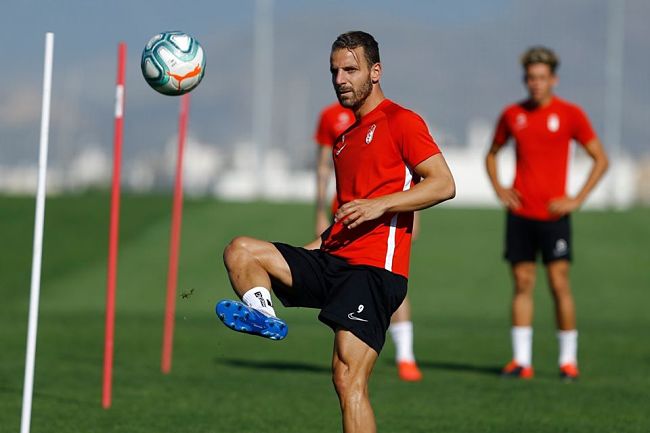 Soldado toca el balón durante el entrenamiento (LALIGA)