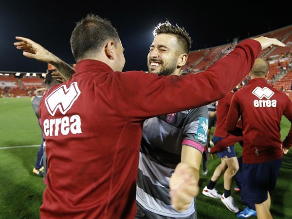 Vadillo celebra el ascenso sobre el césped del campo del Mallorca (GRANADA CF)