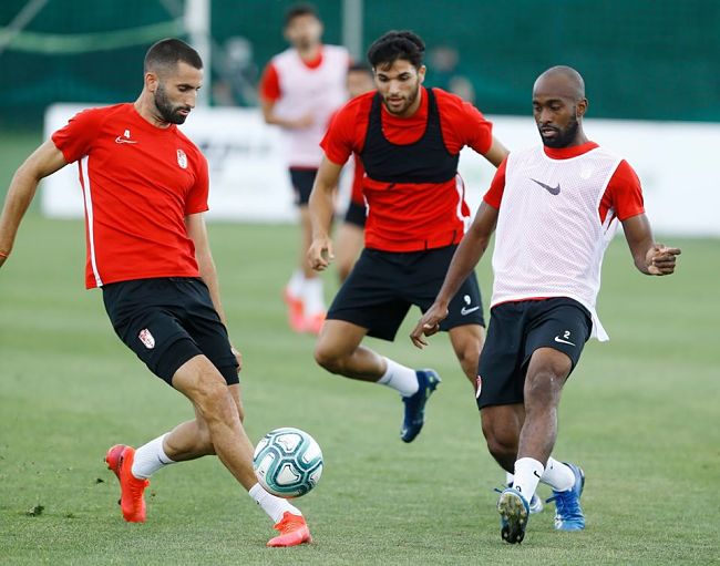 Foulquier y Gonalons pugnan por un balón (LALIGA)
