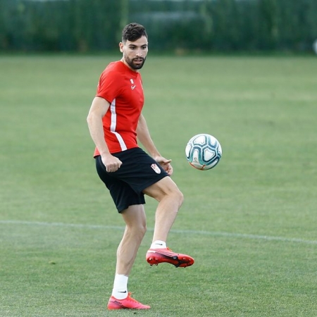 Puertas controla el balón durante la sesión (LALIGA) Puertas controla el balón durante la sesión (LALIGA)