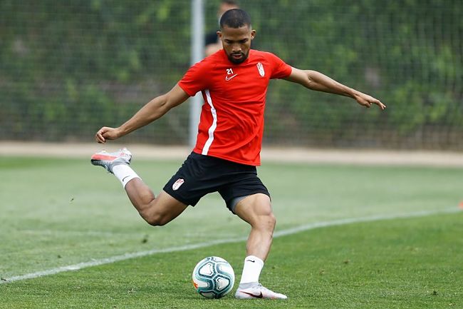 Herrera golpea el balón en un entrenamiento (LALIGA)