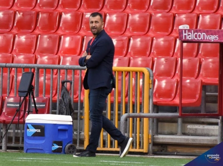 Diego Martínez, entrenador del Granada CF, delante de una grada vacía (JOSÉ M. BALDOMERO) Diego Martínez, entrenador del Granada CF, delante de una grada vacía (JOSÉ M. BALDOMERO)