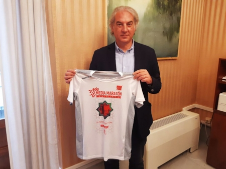 El concejal de deportes, José Antonio Huertas, con la camiseta conmemorativa (AYTO. GRANADA) El concejal de deportes, José Antonio Huertas, con la camiseta conmemorativa (AYTO. GRANADA)