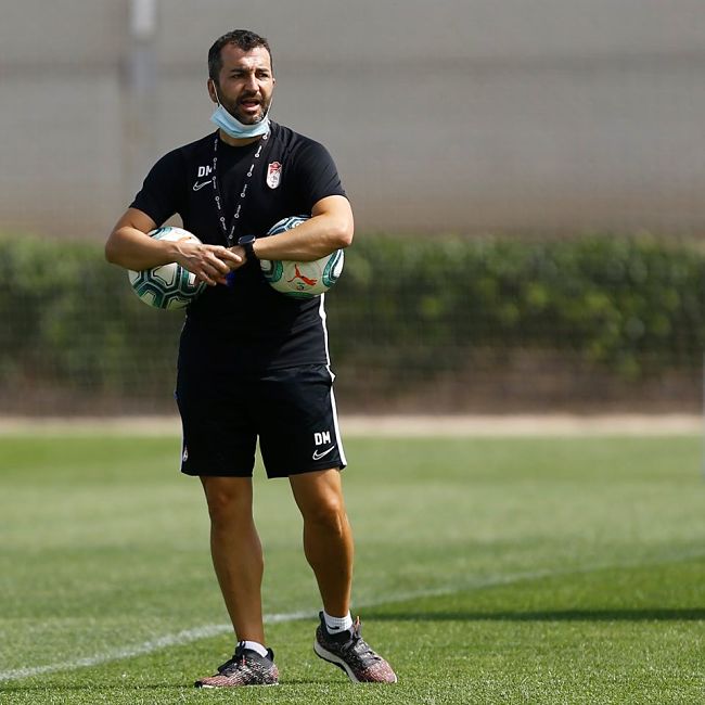 Diego Martínez da instrucciones durante el entrenamiento (LALIGA)