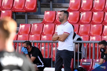 Diego Martínez, entrenador del Granada CF, dando instrucciones a sus jugadores (JOSÉ M. BALDOMERO) Diego Martínez, entrenador del Granada CF, dando instrucciones a sus jugadores (JOSÉ M. BALDOMERO)