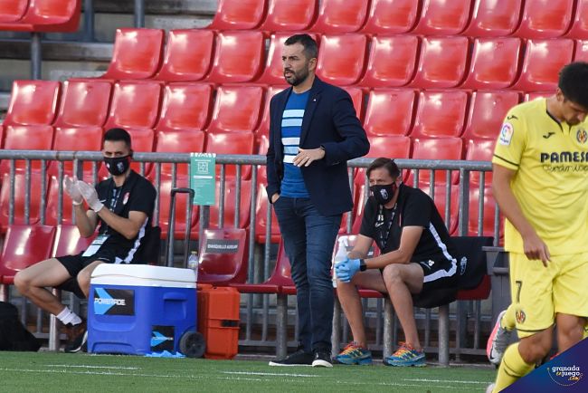 Diego Martínez da instrucciones durante un partido (BALDOMERO) 