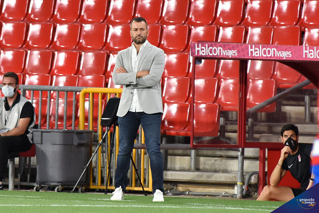 Diego Martínez sigue atengo el desarrollo del encuentro (J. M. BALDOMERO) 