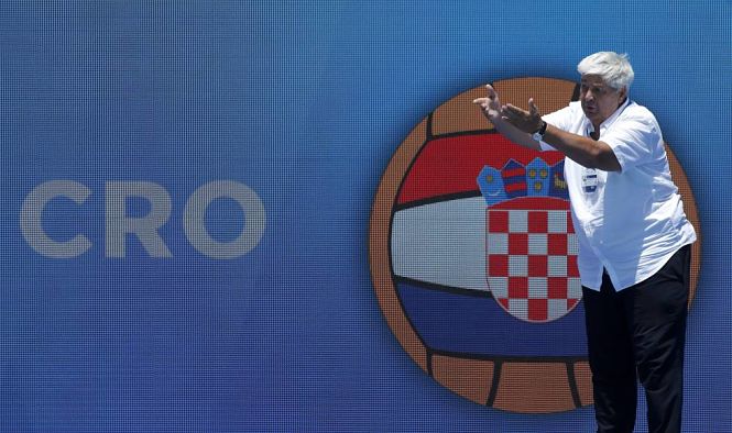 Dragan Matutinovic dirige un partido de la selección croata (WP2018BCN) 