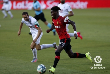 Víctor Díaz en una acción del encuentro disputado ante el Real Mallorca (LALIGA)