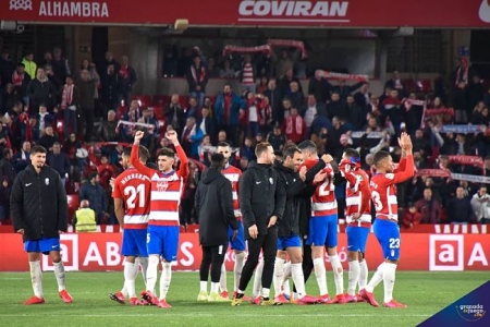 El equipo saluda a la afición (BALDOMERO)