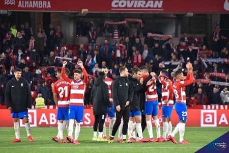 El equipo saluda a la afición (BALDOMERO) El equipo saluda a la afición (BALDOMERO)