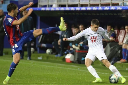 Álex Martínez, en el único partido que jugó de liga ante el Eibar (EFE) Álex Martínez, en el único partido que jugó de liga ante el Eibar (EFE)