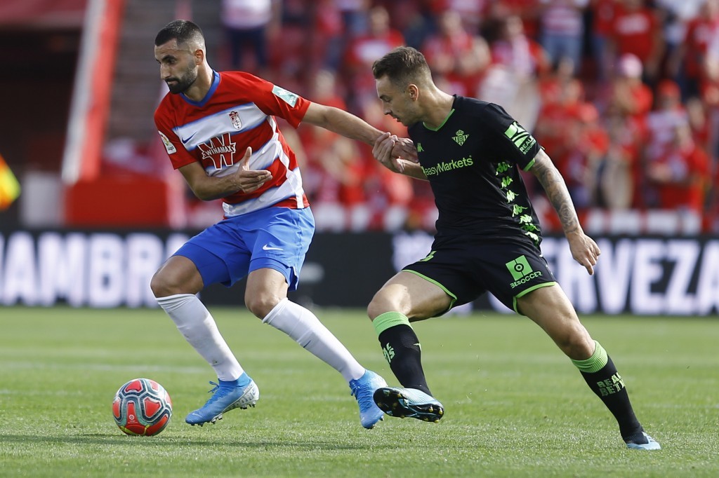 Gonalons, en un lance del partido ante el Real Betis en Los Cármenes (GRANADA CF)